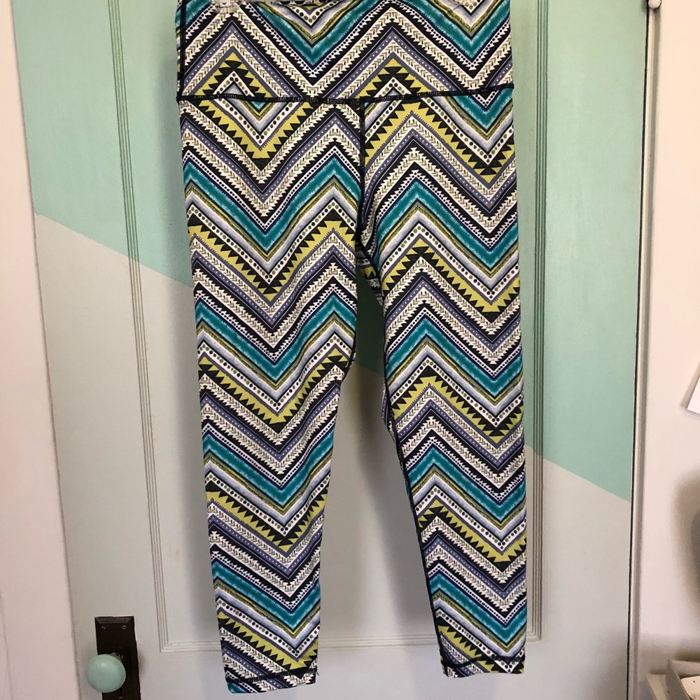 Aerie Chill Play Move 7/8 leggings, Aztec pattern